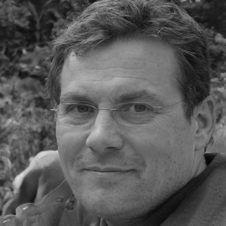 Portrait de Luc Deforge, analyste financier senior